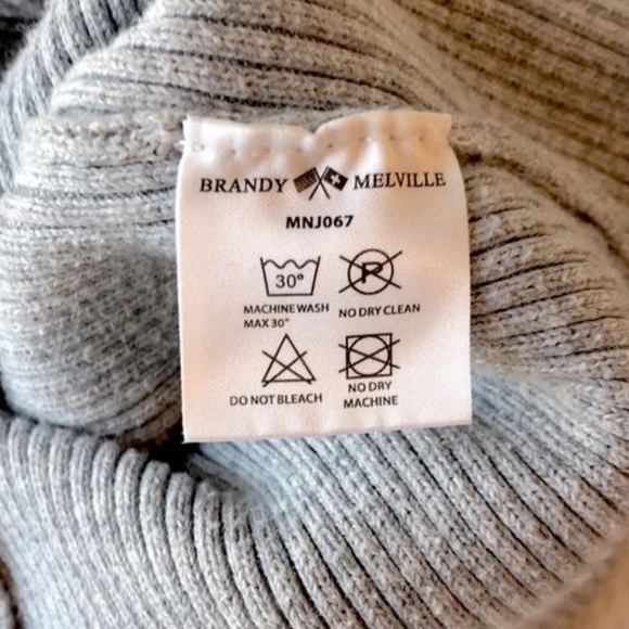 Brandy Melville Milena Sweater - Picture 5 of 6